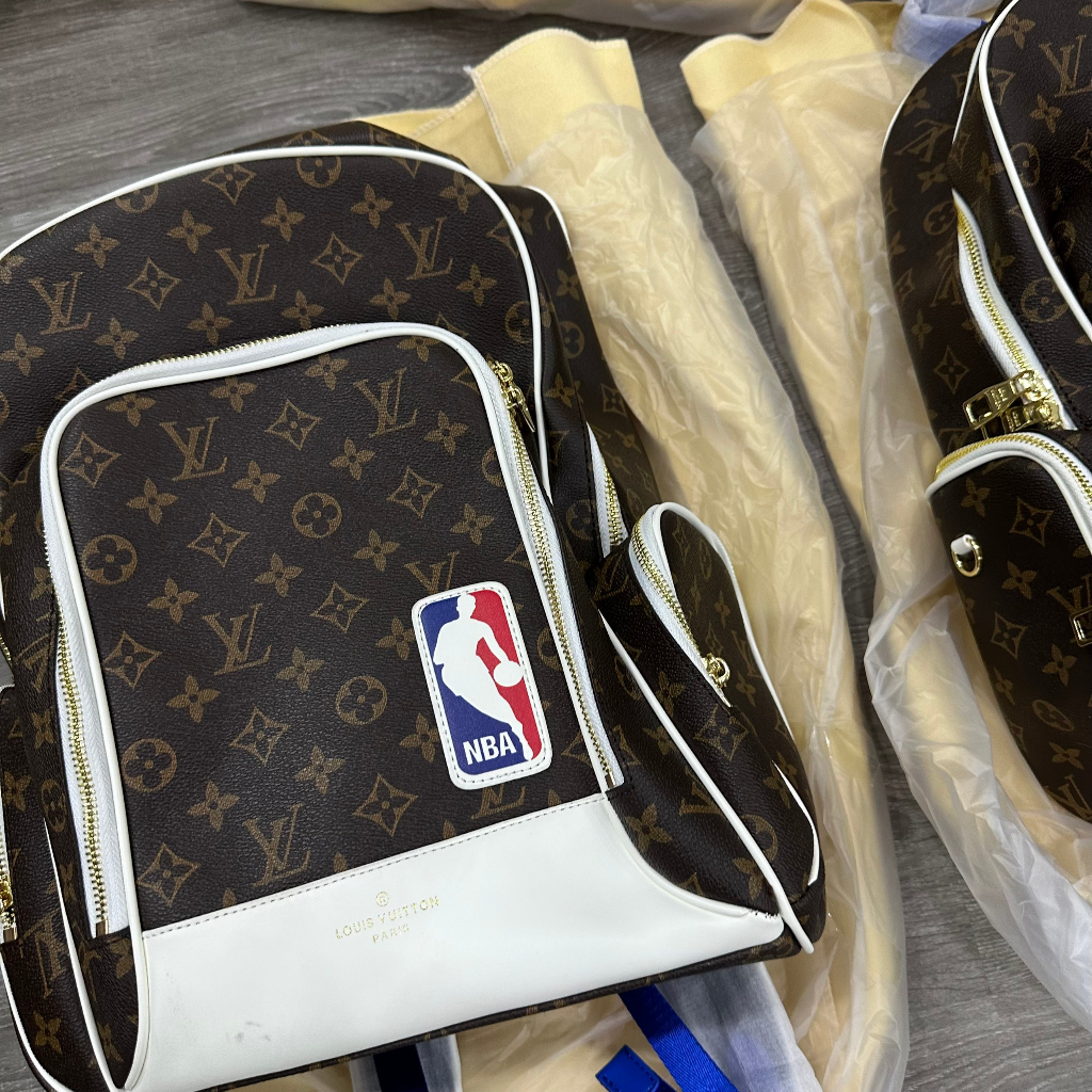 - Balo L.V x Nba Hoạ Tiết Monograms Màu Nâu Cao Cấp, Balo Nam Nữ L.V x Nba