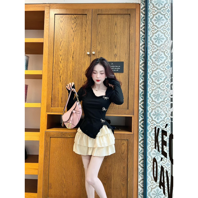 Set áo thun dài tay đen kèm chân váy tầng xoè