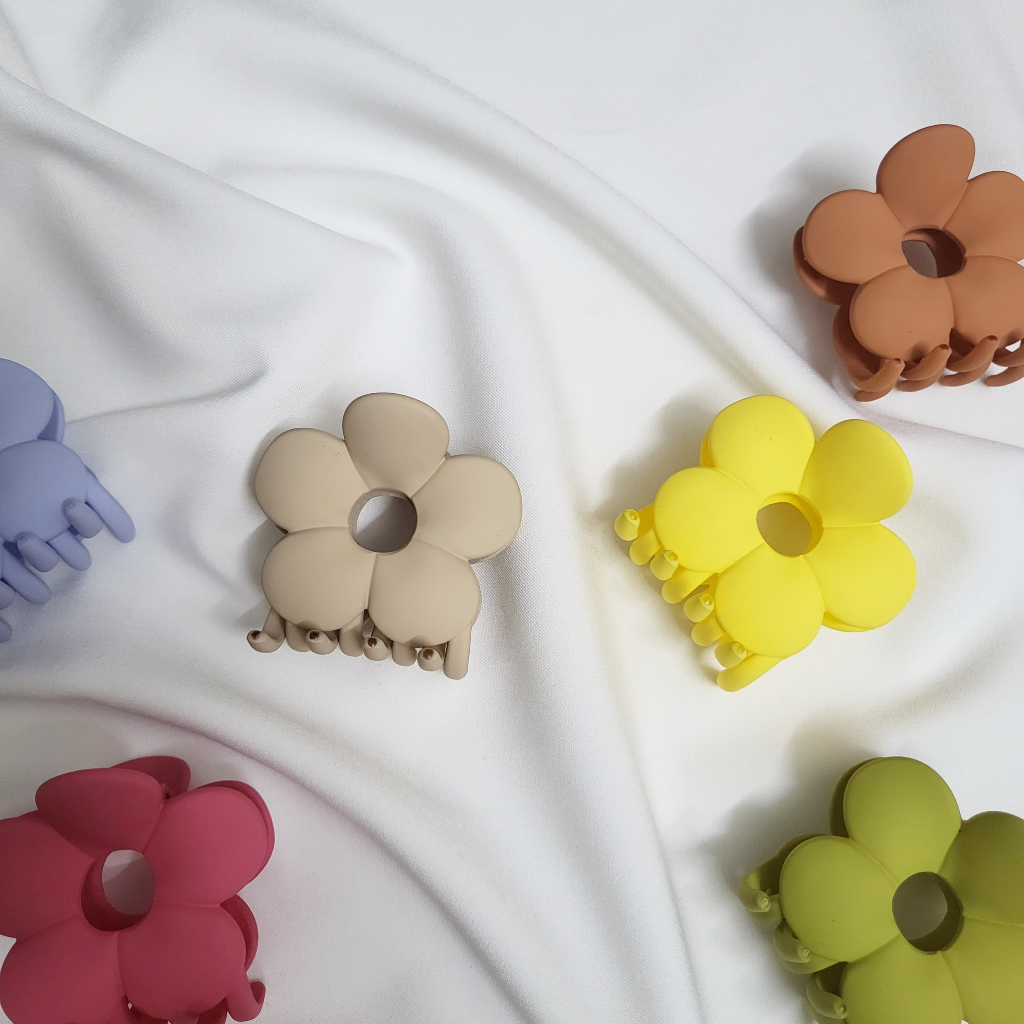 Kẹp tóc nhựa hình bông hoa 6 cm phong cách hawaii nhiều màu - Xinni Accessories.