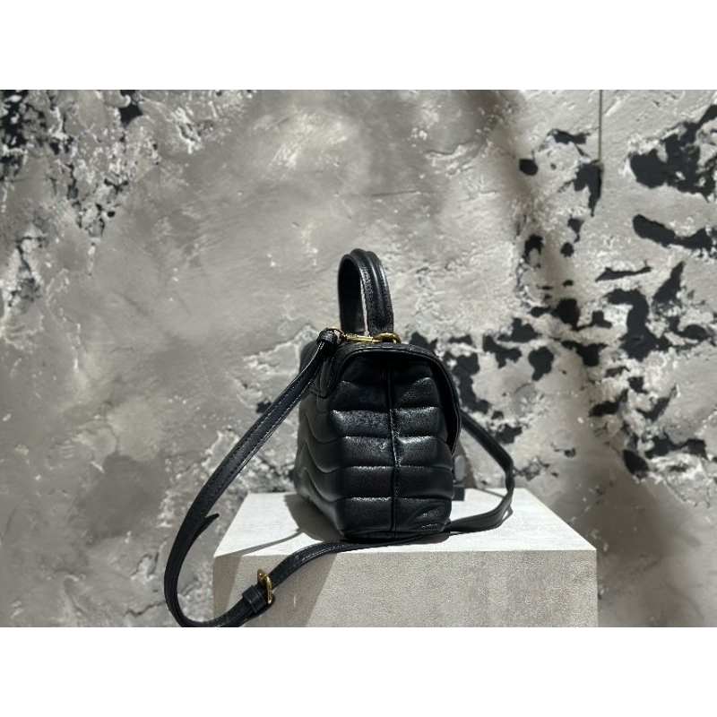 Túi L           V Hold Me