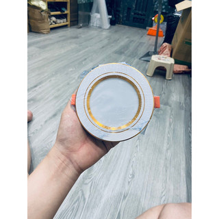 Giá hủy diệt _ Đèn Led âm trần đổi màu 7w phi 90 đế đúc viền vàng và viền bạc