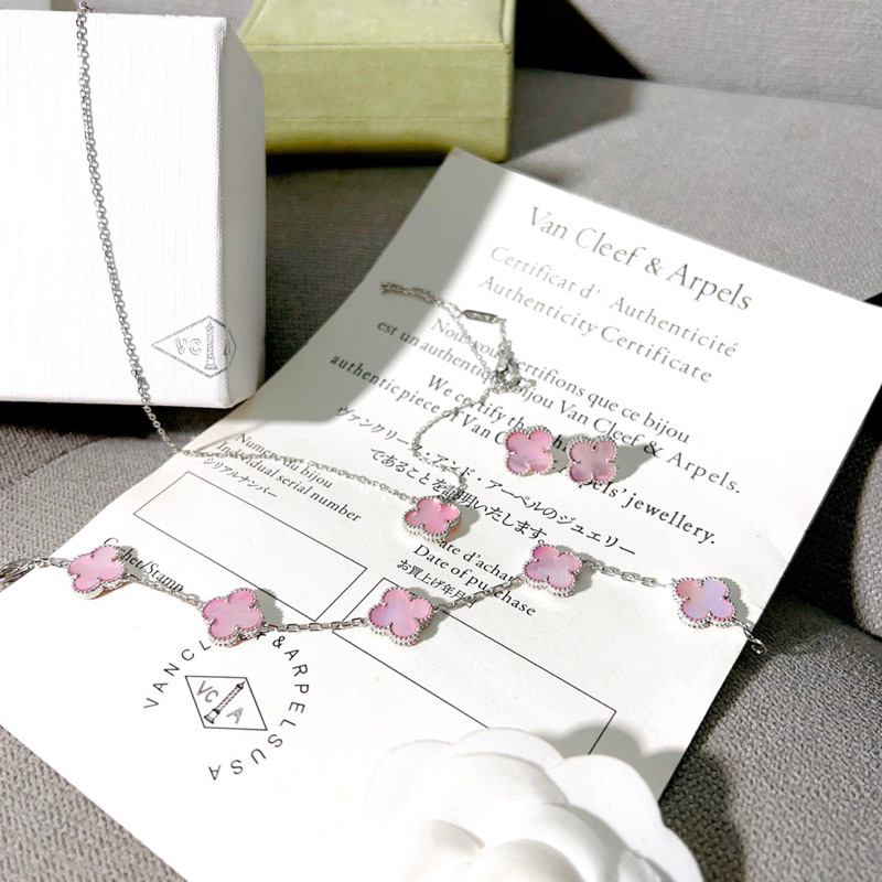 Lắc tay siêu cấp hình cỏ may mắn màu sà cừ hồng logo sắc nét