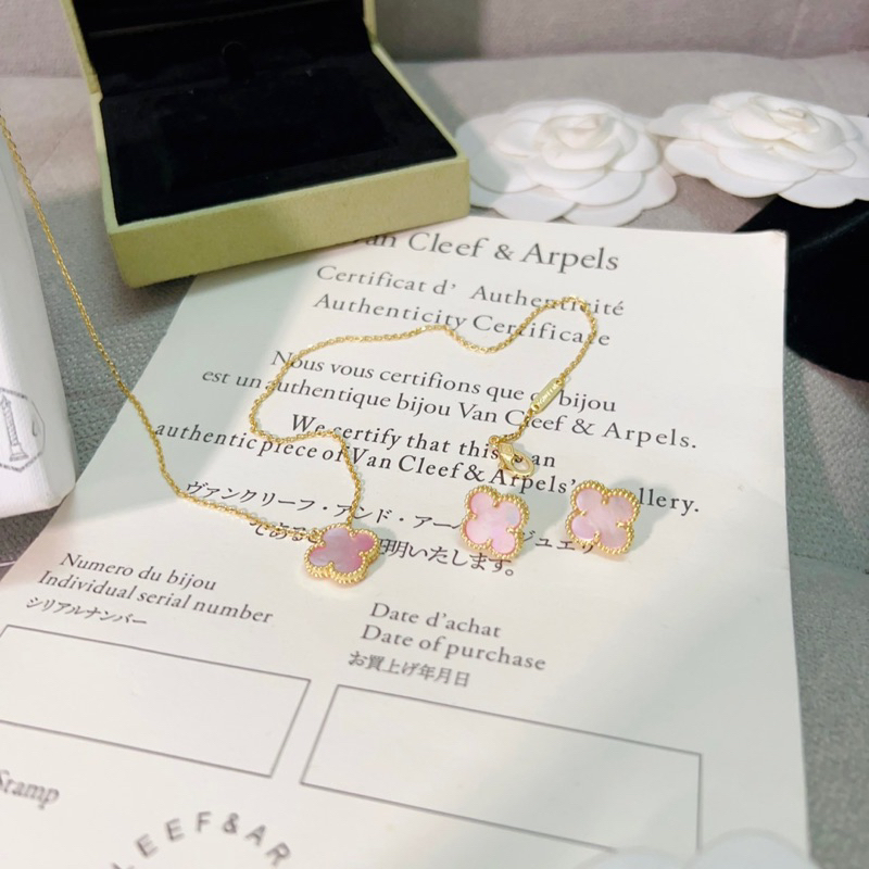 Lắc tay siêu cấp hình cỏ may mắn màu sà cừ hồng logo sắc nét