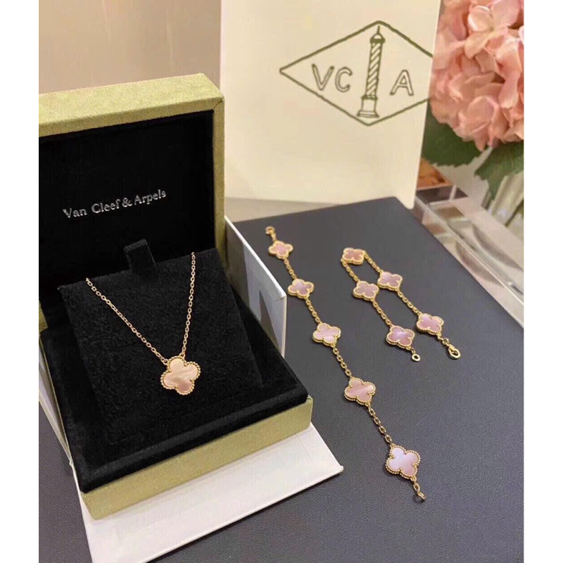 Lắc tay siêu cấp hình cỏ may mắn màu sà cừ hồng logo sắc nét