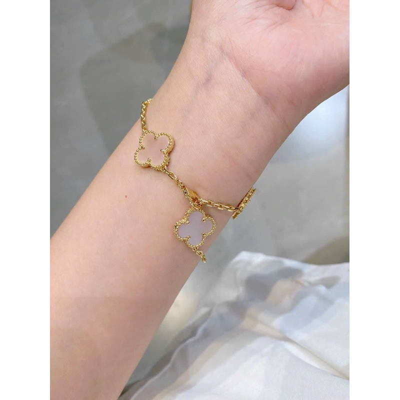 Lắc tay siêu cấp hình cỏ may mắn màu sà cừ hồng logo sắc nét