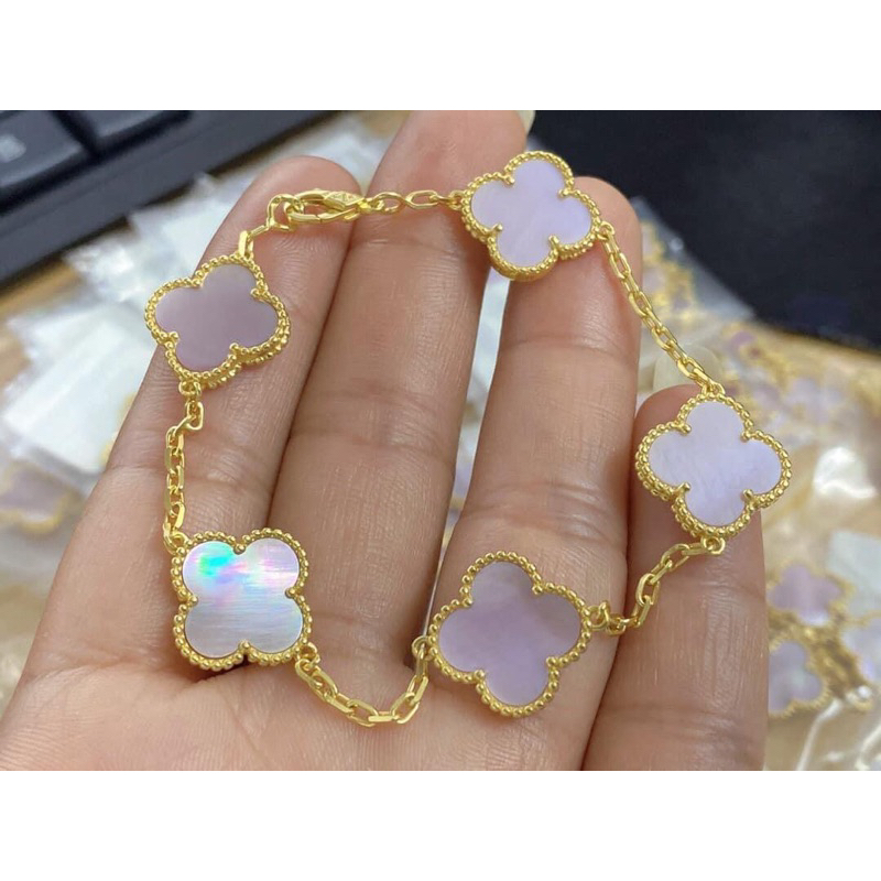 Lắc tay siêu cấp hình cỏ may mắn màu sà cừ hồng logo sắc nét