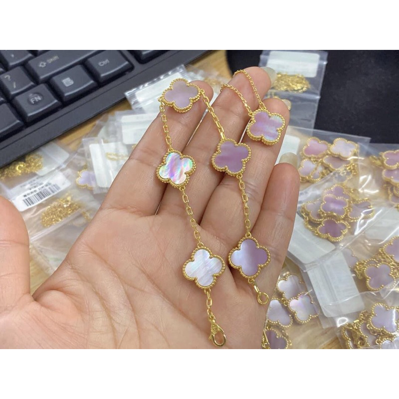 Lắc tay siêu cấp hình cỏ may mắn màu sà cừ hồng logo sắc nét