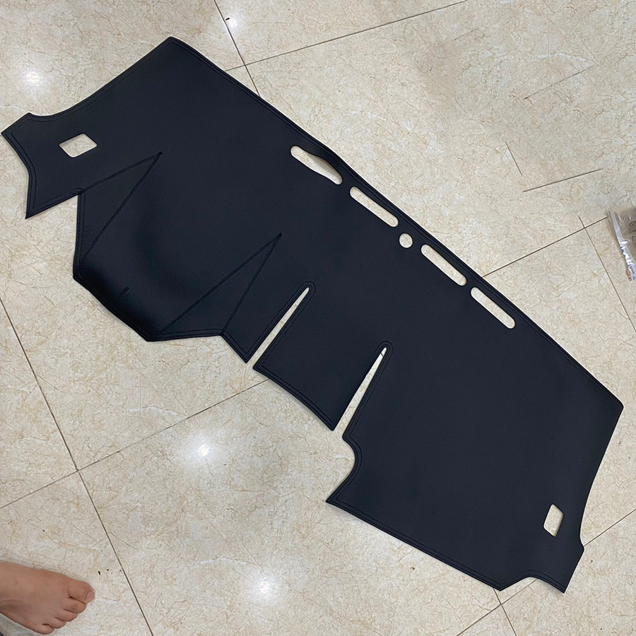 Thảm taplo da carbon xe Toyota Avanza 2022 2023 Màu đen, mặt dưới có chống trượt, chuẩn form xe