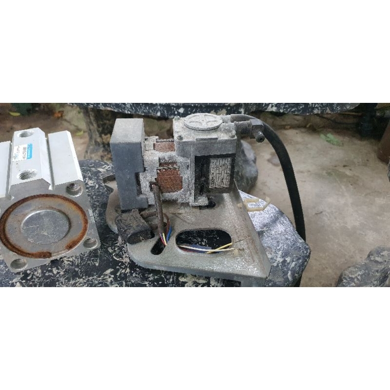 si lanh khí nén hành trình 10 cm kích thước như ảnh và bơm nén khí hút chân không đều dc