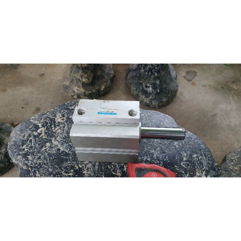 Si lanh khí nén hành trình 10 cm kích thước như ảnh và bơm nén khí hút chân không đều dc