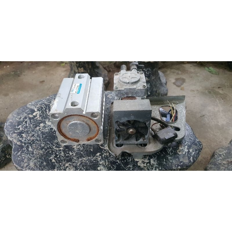 Si lanh khí nén hành trình 10 cm kích thước như ảnh và bơm nén khí hút chân không đều dc