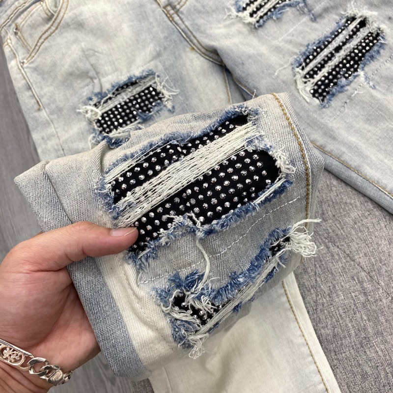 Quần jean amiri đính đá wash màu xanh bạc phong cách boy phố,quần bò đính đá màu loang bạc rách tua vải denim co giãn