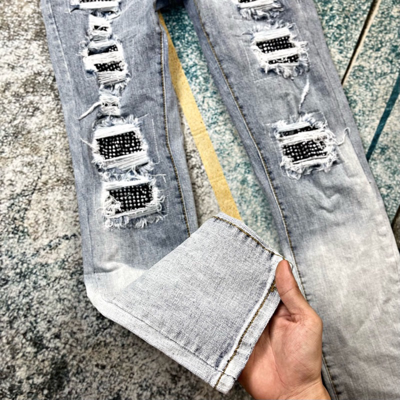Quần jean amiri đính đá wash màu xanh bạc phong cách boy phố,quần bò đính đá màu loang bạc rách tua vải denim co giãn