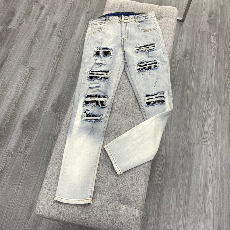 Quần jean amiri đính đá wash màu xanh bạc phong cách boy phố,quần bò đính đá màu loang bạc rách tua vải denim co giãn