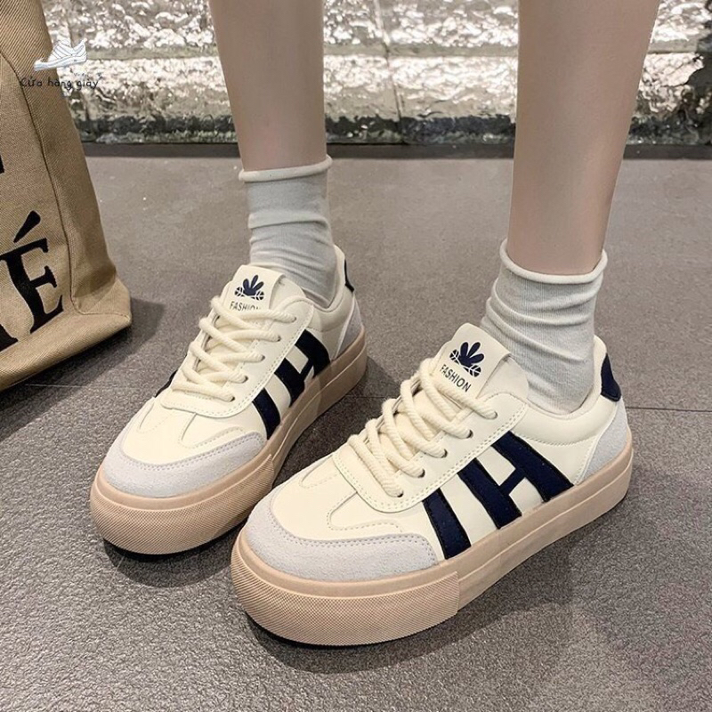 Giày thể thao đế nâu kiểu dáng thời trang sọc