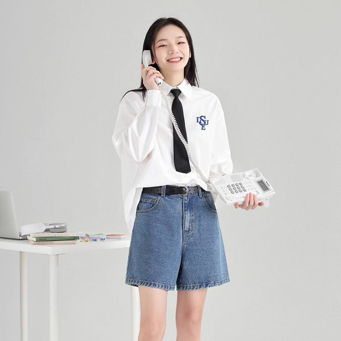 Áo sơ mi dài tay nữ Dessuu màu trắng họa tiết chữ thêu