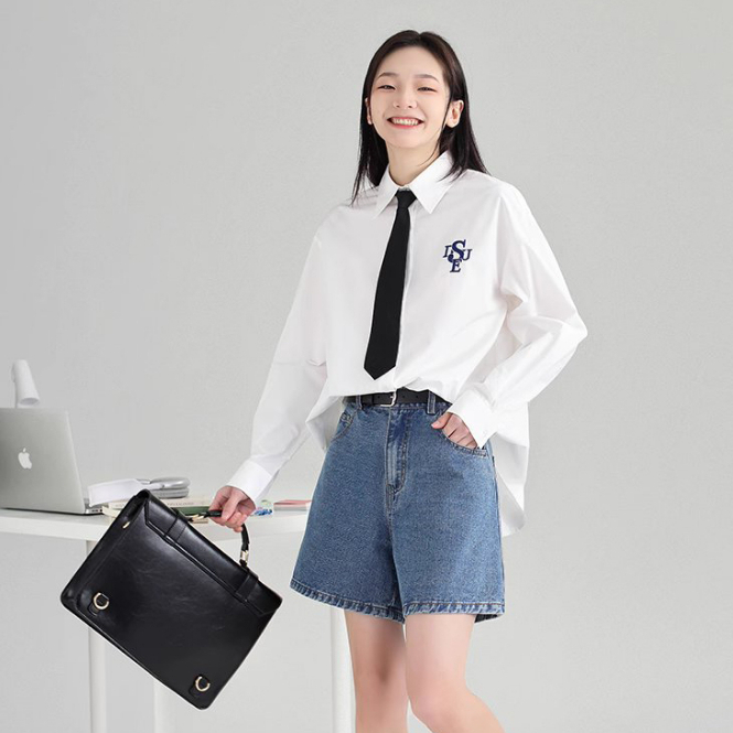 Áo sơ mi dài tay nữ Dessuu màu trắng họa tiết chữ thêu