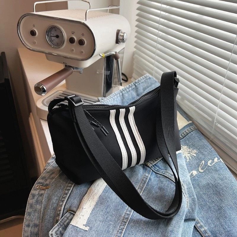 Túi đeo chéo kẻ sọc