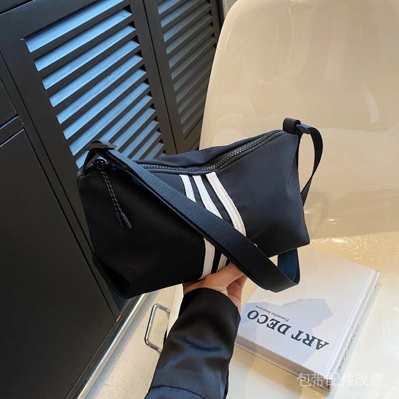 Túi đeo chéo kẻ sọc