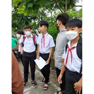 Áo sơ mi trắng nam học sinh.