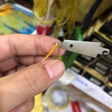 Xỏ chỉ , kim thêu tranh chữ thập