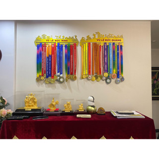 Giá treo huy chương gắn tường, khung treo huy chương trưng bày mẫu G01 thiết kế tên theo yêu cầu