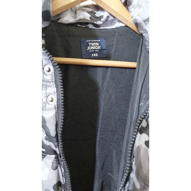 Áo khoác bé trai phao hiệu size 140.