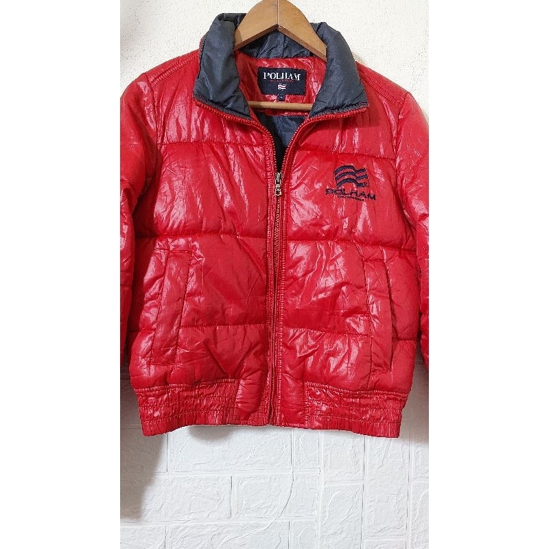 Áo khoác nam phao màu đỏ.