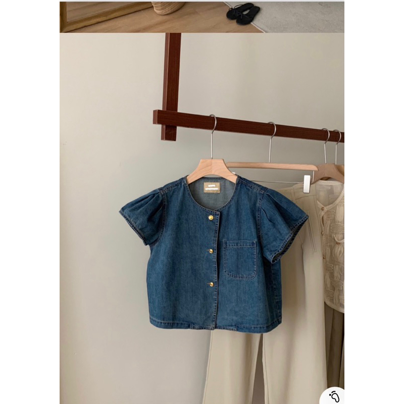 Áo Jean đính nút tay phồng xếp ly