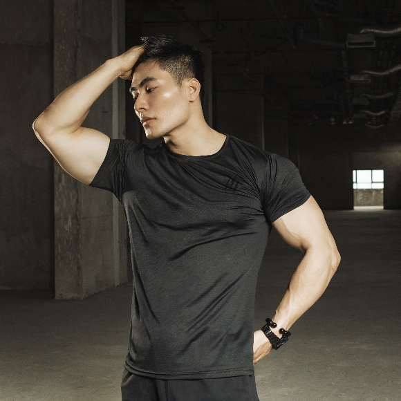 ÁO THUN TẬP GYM NAM BASIC - LOGO GYMSQUAD CHÌM VẢI MÈ  Thoáng khí,  co giãn 4 chiều