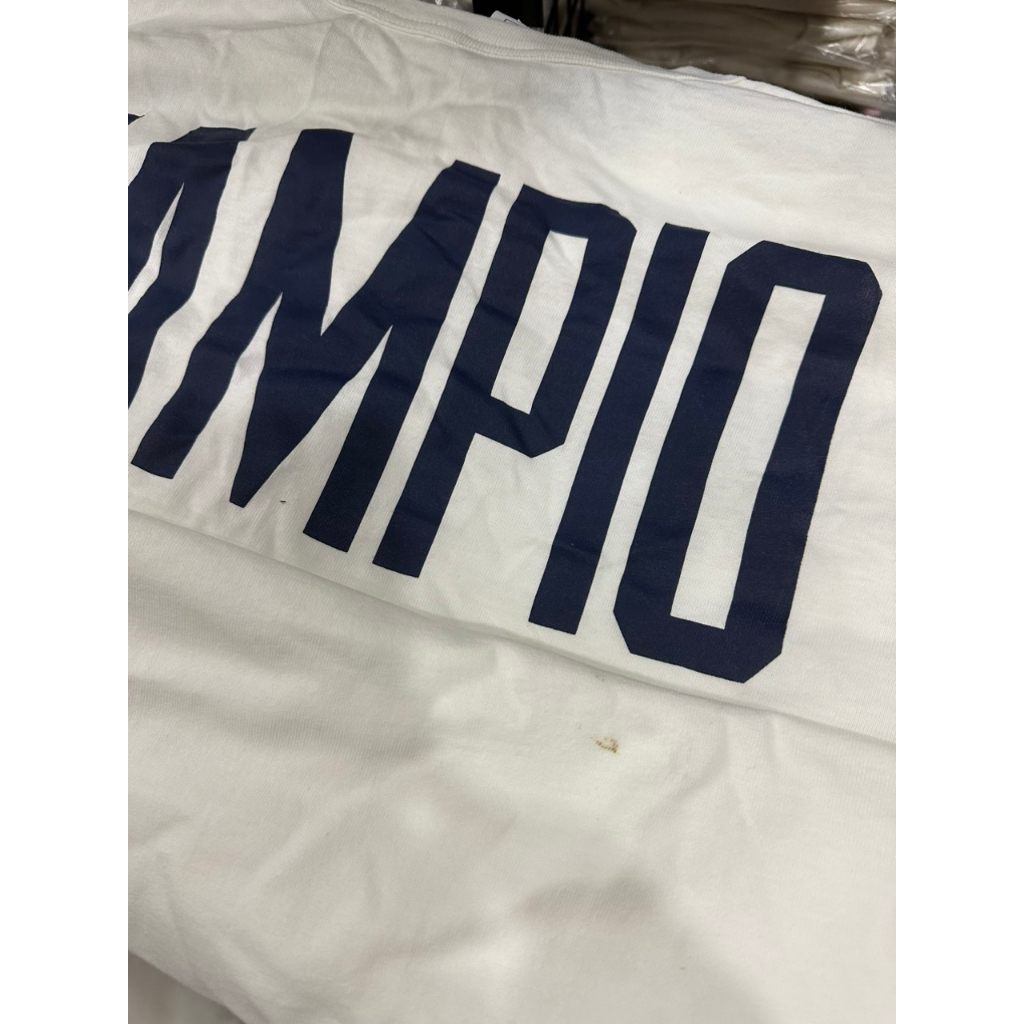 Áo Champ mới màu Trắng 100% authentic , lỗi nhẹ , bẩn nhẹ giặt ra