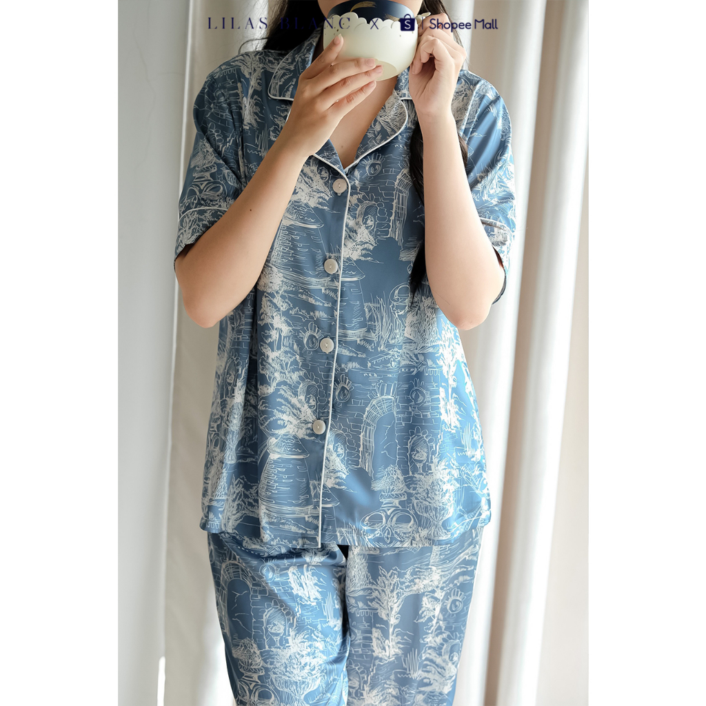 Bộ Pyjamas Nữ Mặc Nhà Áo Cộc Quần Dài Chất Liệu Lụa Màu Xanh In Họa Tiết Christian Blue LILAS BLANC