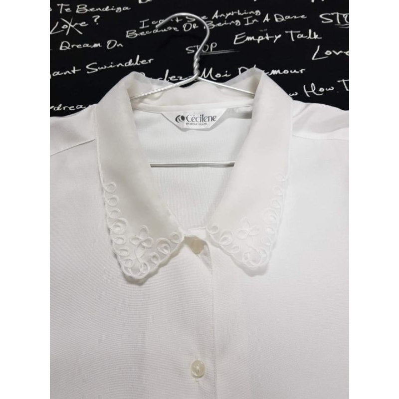 Áo voan trắng, bâu áo thêu