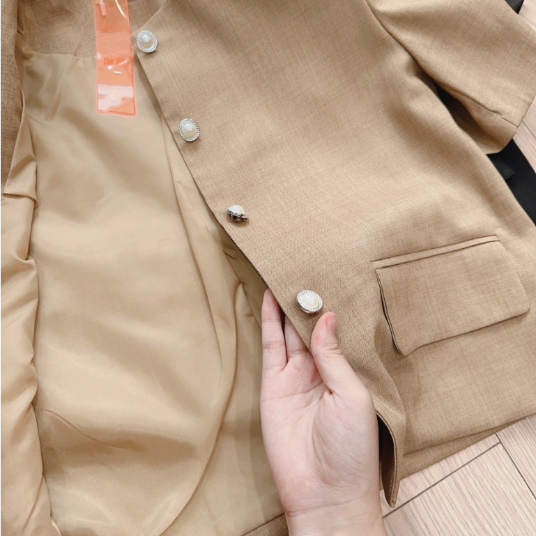 Set áo chân váy xếp ly, áo cộc tay cổ tròn có khuy, có đệm vai, đứng form, chất vải loại 1, dày dặn