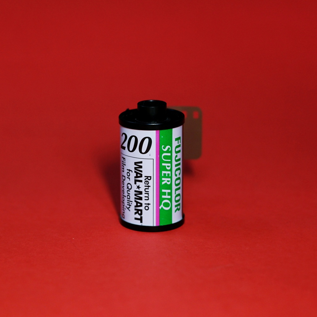Film chụp ảnh outdate Fujicolor Super HQ 200
