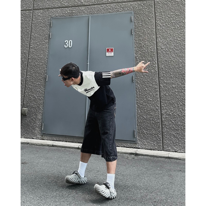 Áo Thun BOXY MOMSTER - UNI BLACK TEE