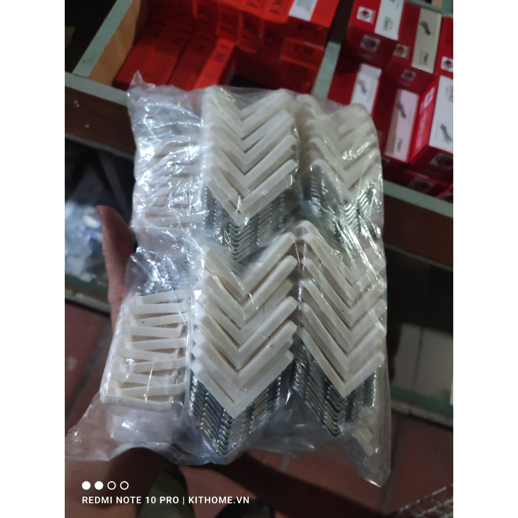 Ke thép góc vuông có nắp đậy nhựa
