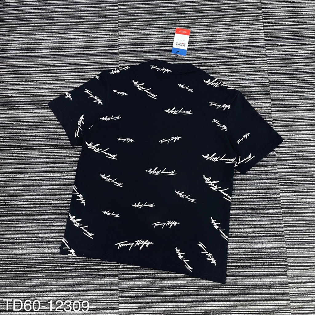 Áo phông nam nữ Tommy Hilfiger in vạch sọc đen trắng đỏ chữ kí quanh áo. Áo Thun Unisex Form Rộng Siêu Hot Phiên Bản Mới