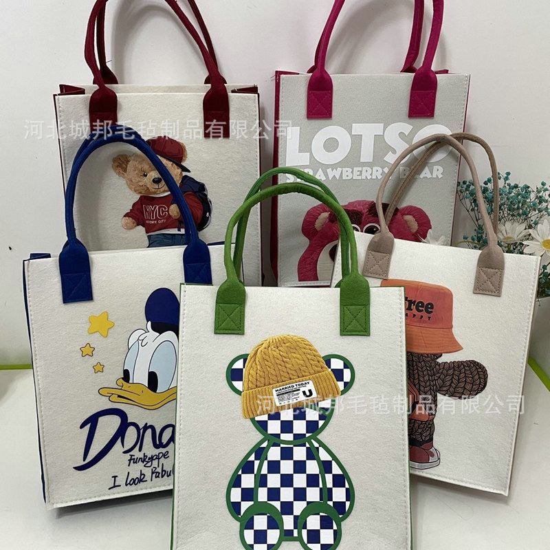 Túi tote vải nỉ hoạ tiết hoạt hình dễ thương.