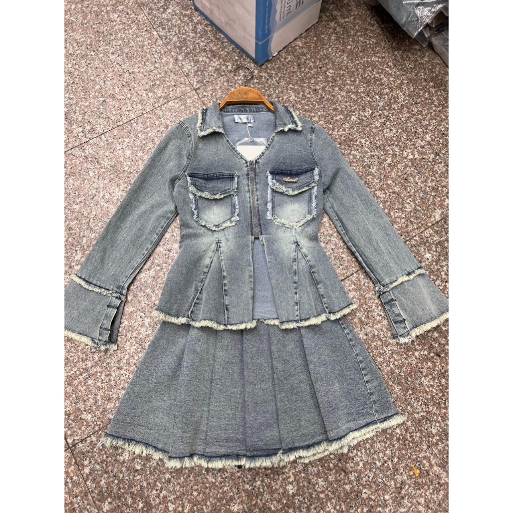 Set jeans bò mài áo sơ mi khoá giữa tay ống loe mix chân váy xếp ly - Anna.Store