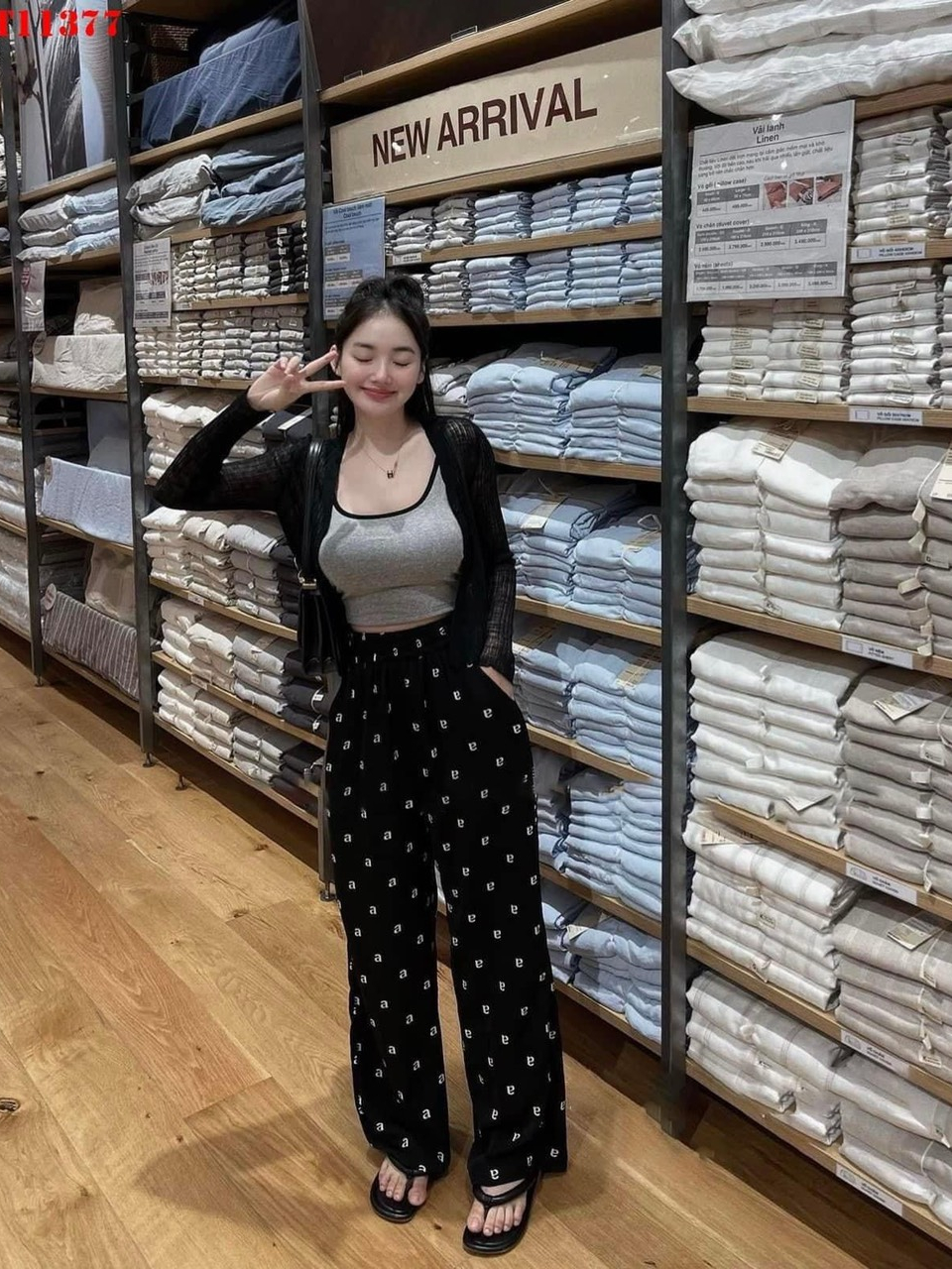 Set Alexander Wang 3 Món Shopxinh888888 - Áo Bra 2 Dây Kèm Len Khoác Ngoài Mix Quần Chữ a