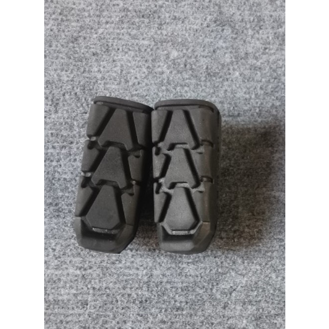 Cao su gác chân trước xe WINNER V1 giả zin