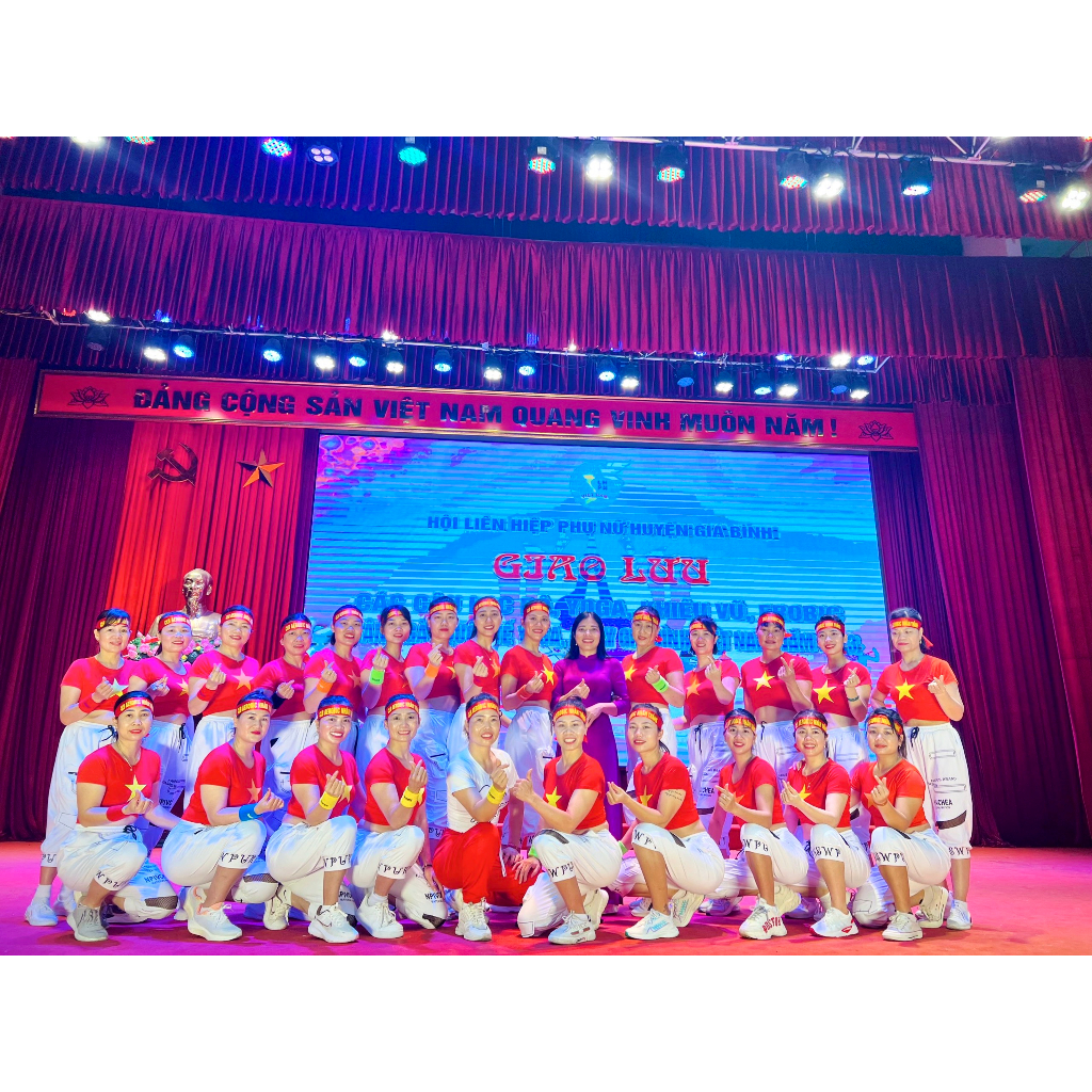 Áo đỏ sao vàng croptop vạt chéo chất siêu đẹp, sẵn sll đội nhóm