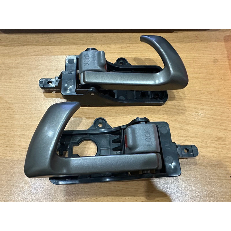 Tay mở cửa trong xe Hyundai Santafe 2008-2012