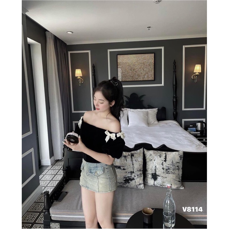 Áo bẹt vai nơ xinh xinh,chất nhung mịn đẹp.
