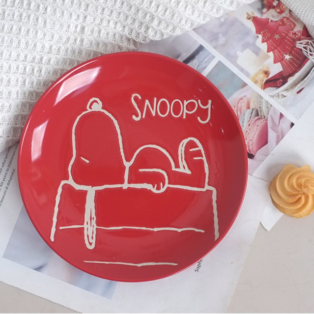 Dĩa màu đỏ Snoopy dập nổi hoa văn hoạt hình dễ thương