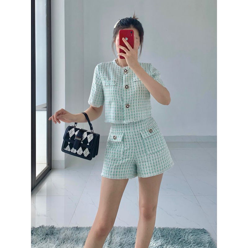 Set áo croptop dạ tweed ngắn tay cài cúc kim loại kèm quần đùi màu xanh caro Hachie