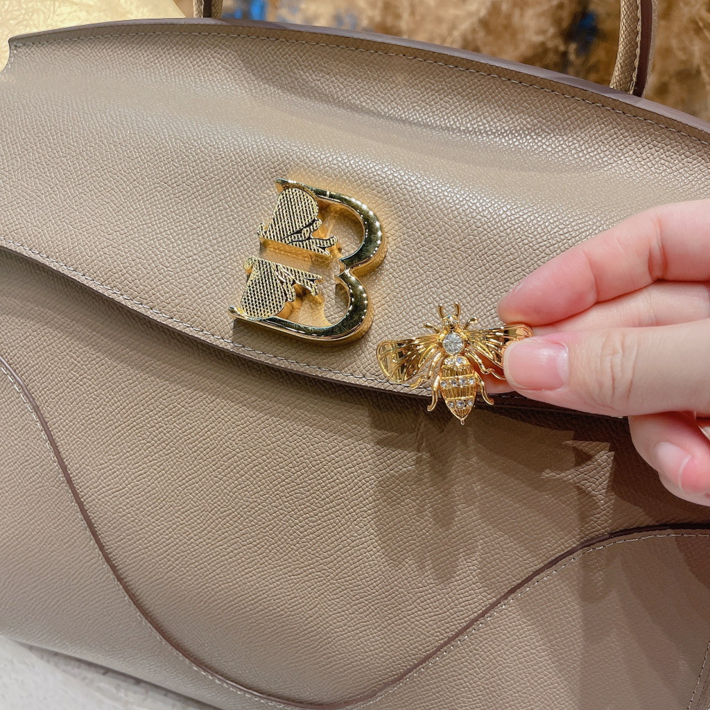 Túi xách nữ Blakriv Dixie Convertible Satchel Backpack logo B con ong