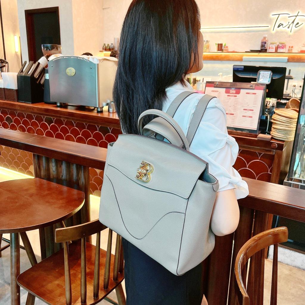 Túi xách nữ Blakriv Dixie Convertible Satchel Backpack logo B con ong