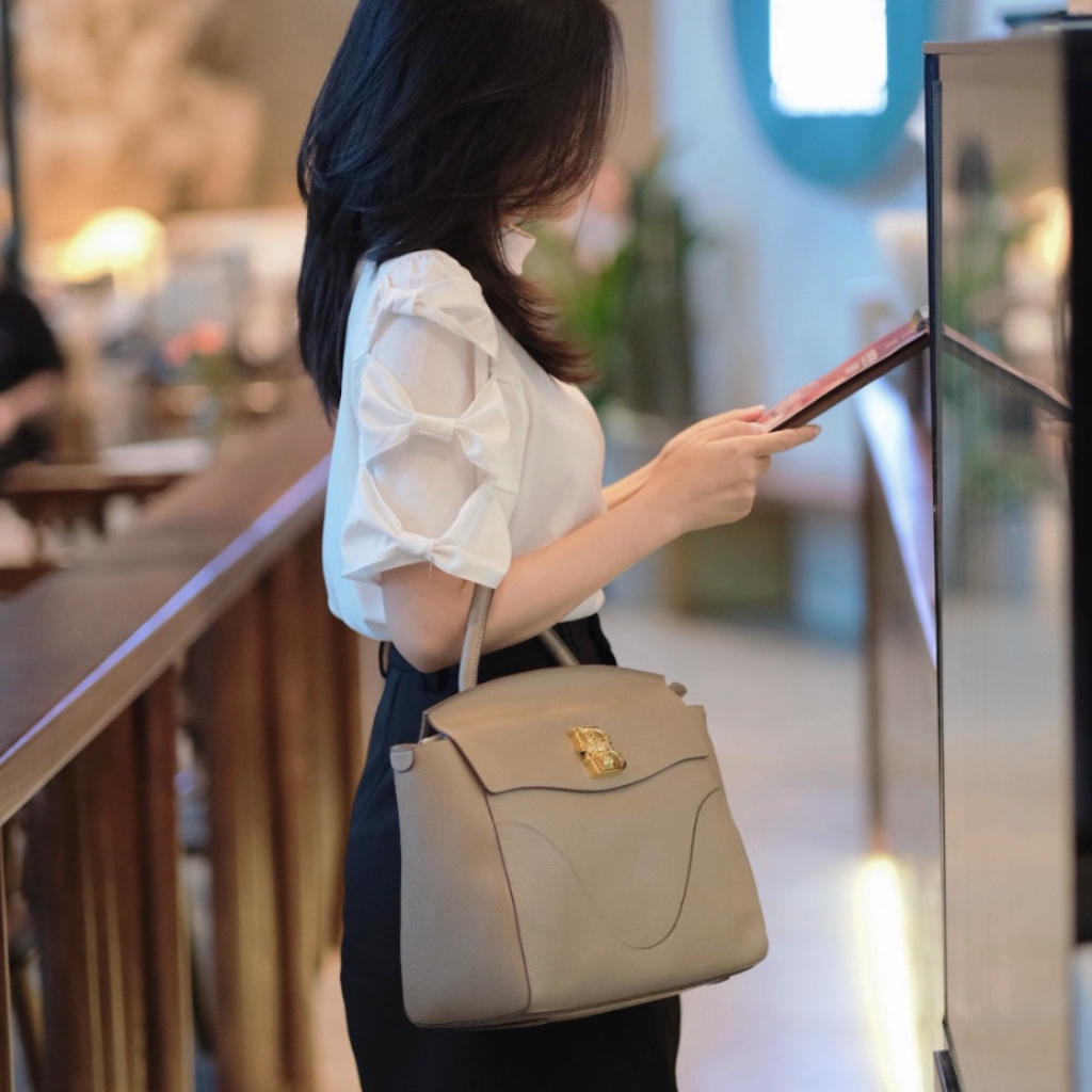 Túi xách nữ Blakriv Dixie Convertible Satchel Backpack logo B con ong